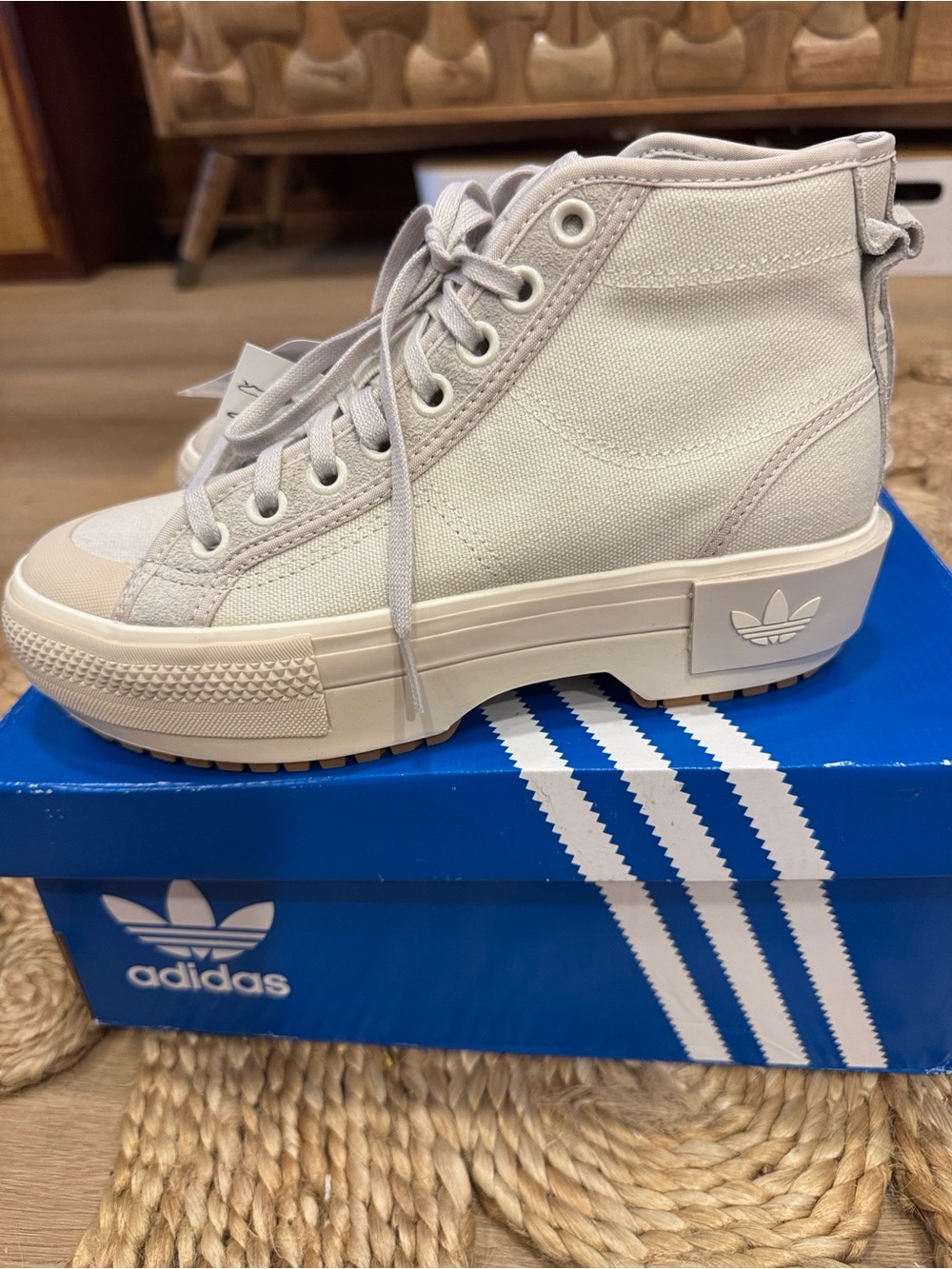New in box Adidas Women’s Original Nina Trek Canvas Sneaker Boots Size 6.5